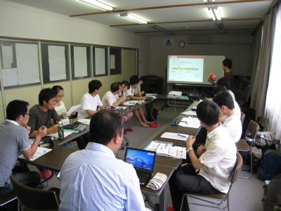 夏合宿での研究打ち合わせの様子